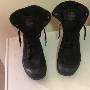 Blac palladium boots